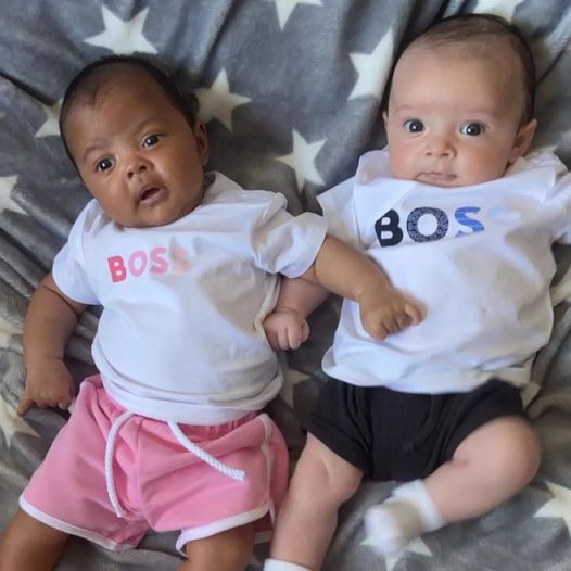 This mother is amazed by the differing skin tones of her twins and wonders what caused it…